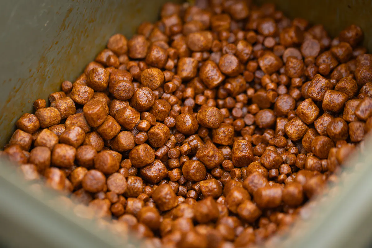 Floating pellets come in a variety of different sizes and can be plugged with liquids such as fish oil or Korda Goo