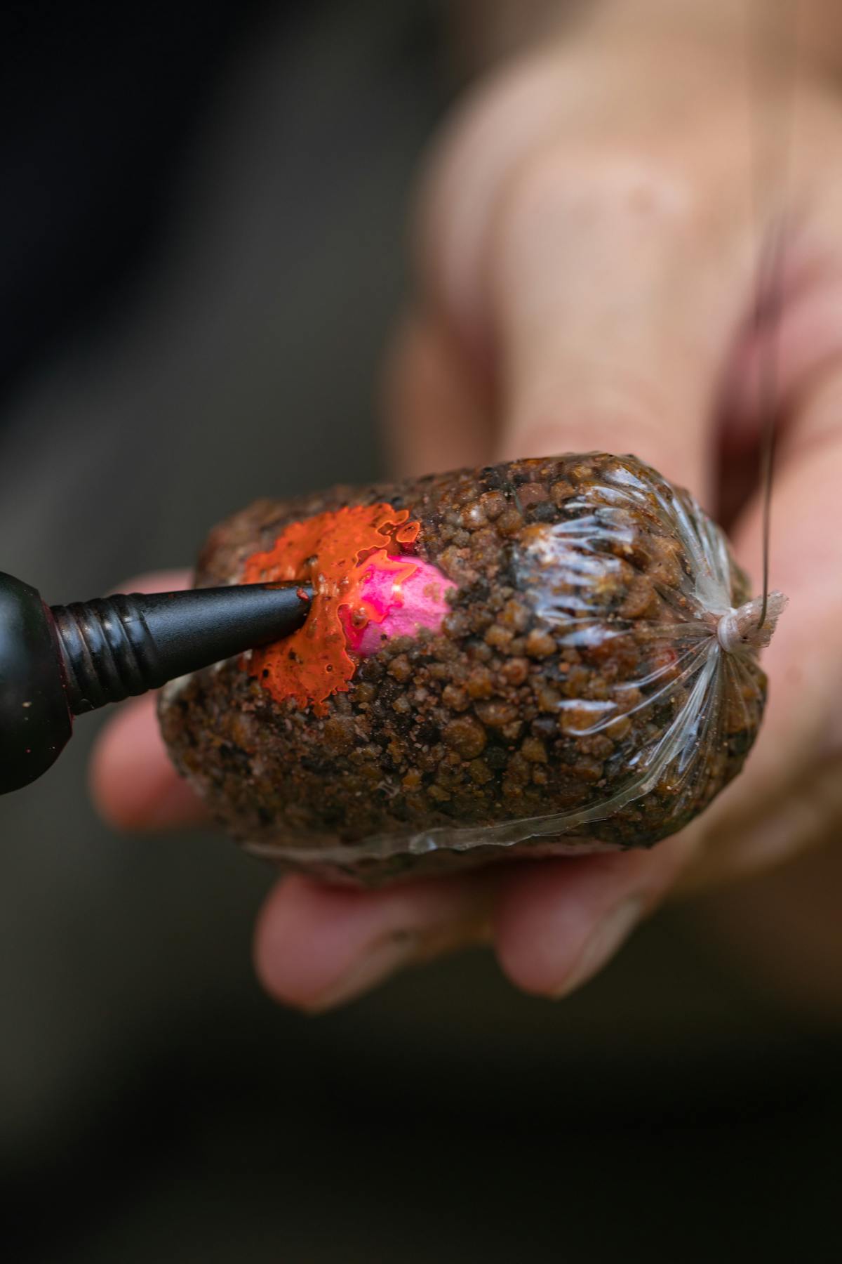 Small amounts of PVA friendly liquid attractors such as Korda Goo can be squirted into the bag