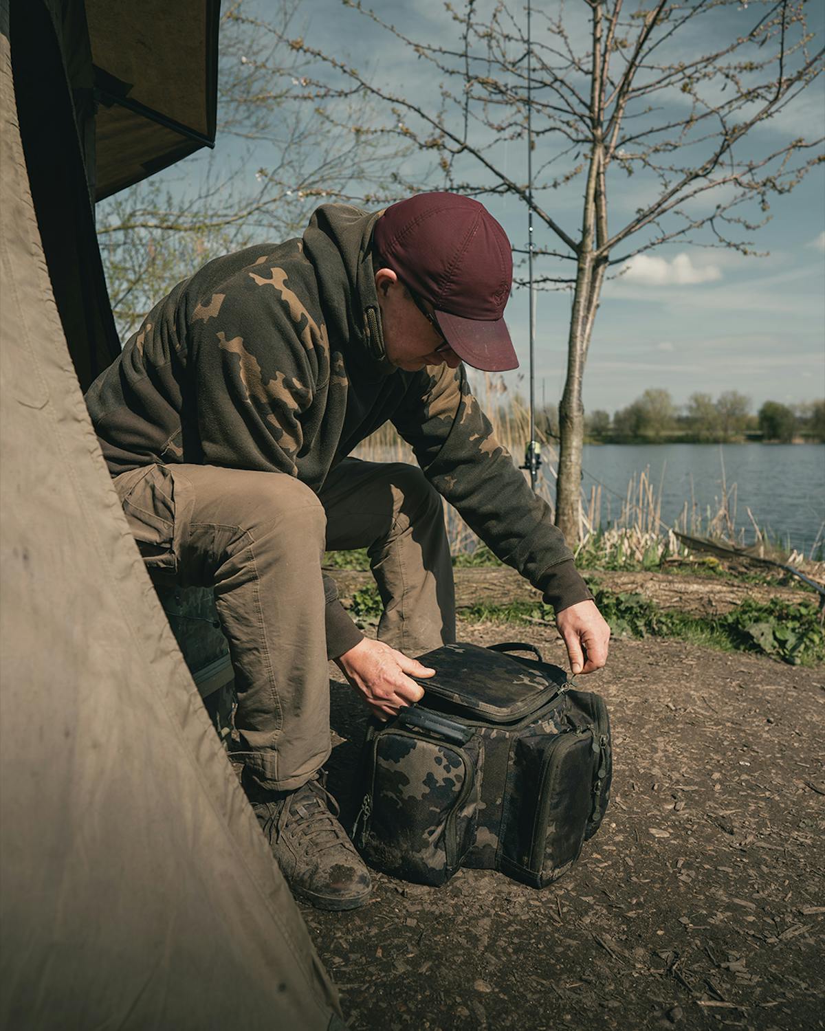A firm lid ensures the bag stays rigid and the top of it can be used as a table