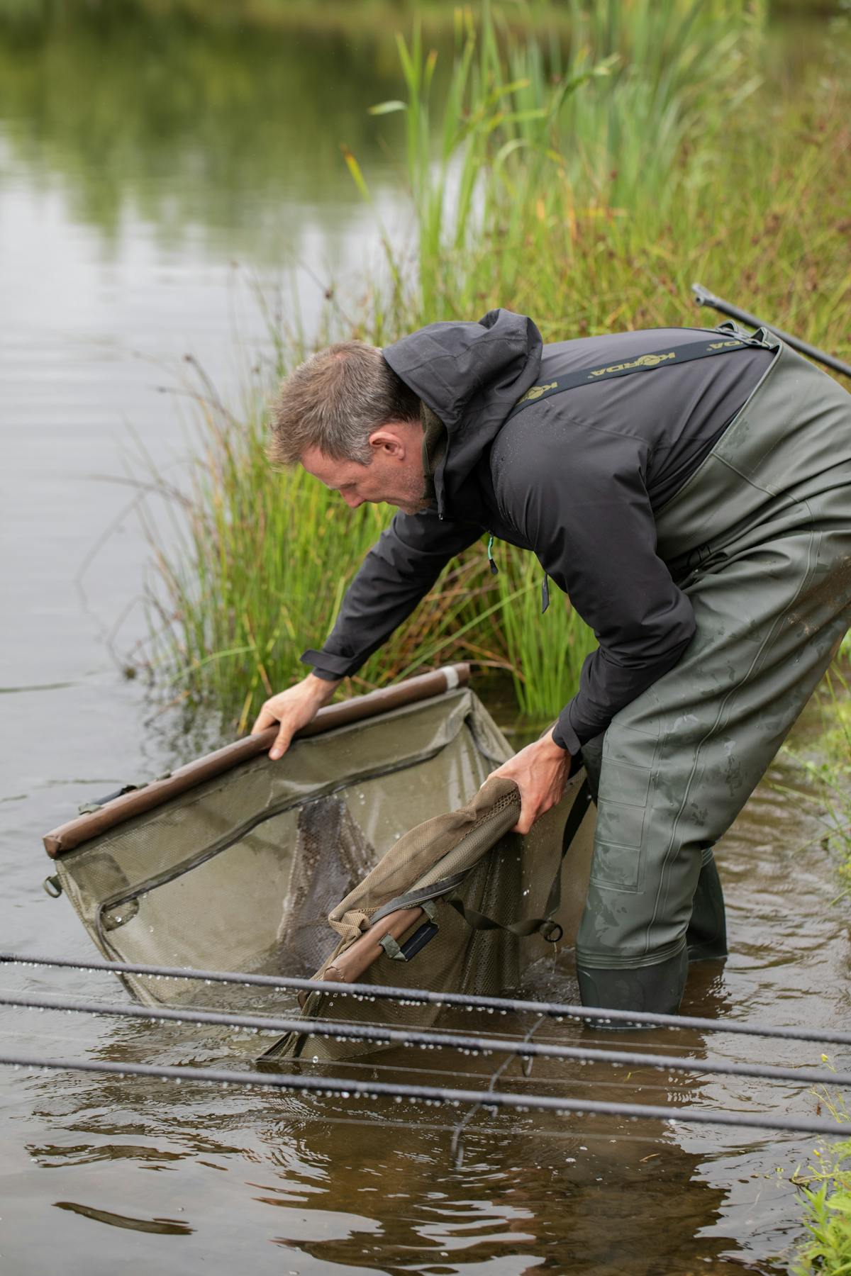 The Korda Compac Retainer Sling features slim buoyant arms