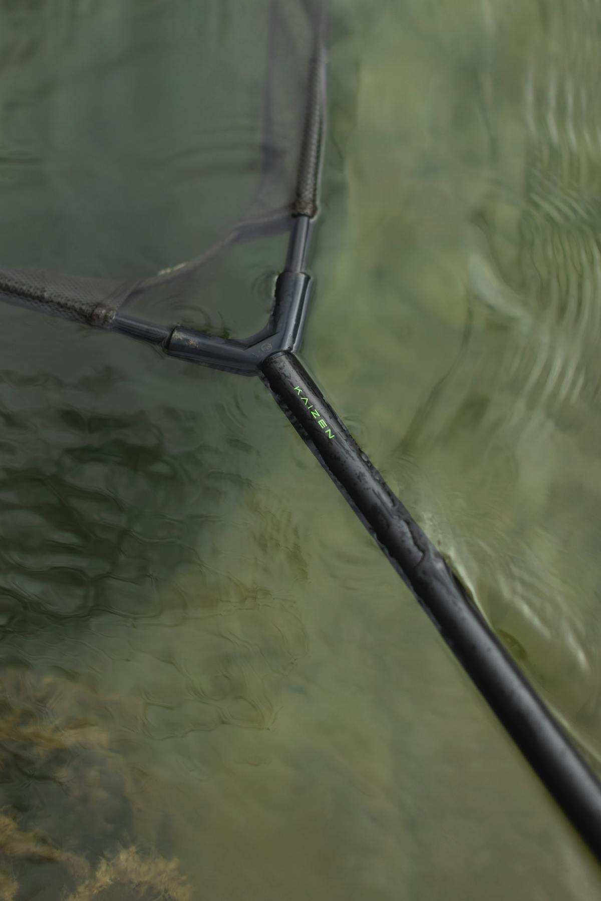 The use of lightweight materials such as carbon, make the Korda nets very easy to move around, even with one hand