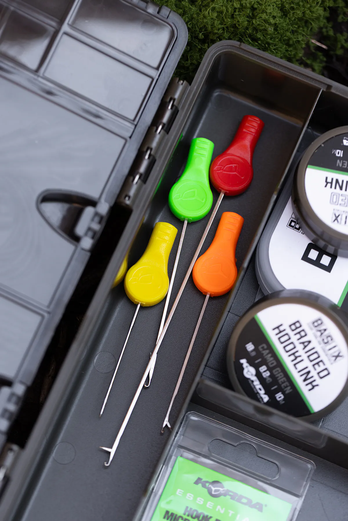 A range of Essentials needles for mounting baits, threading on mesh bags, and splicing leadcore leaders.
