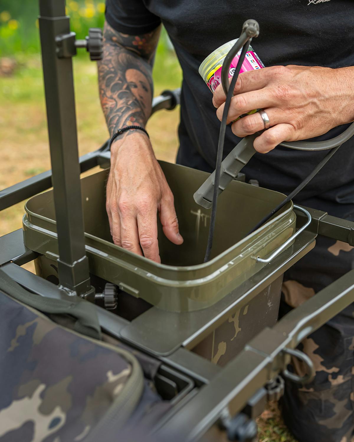 A rear bucket bracket gives the option to easily carry two large Compac buckets with you