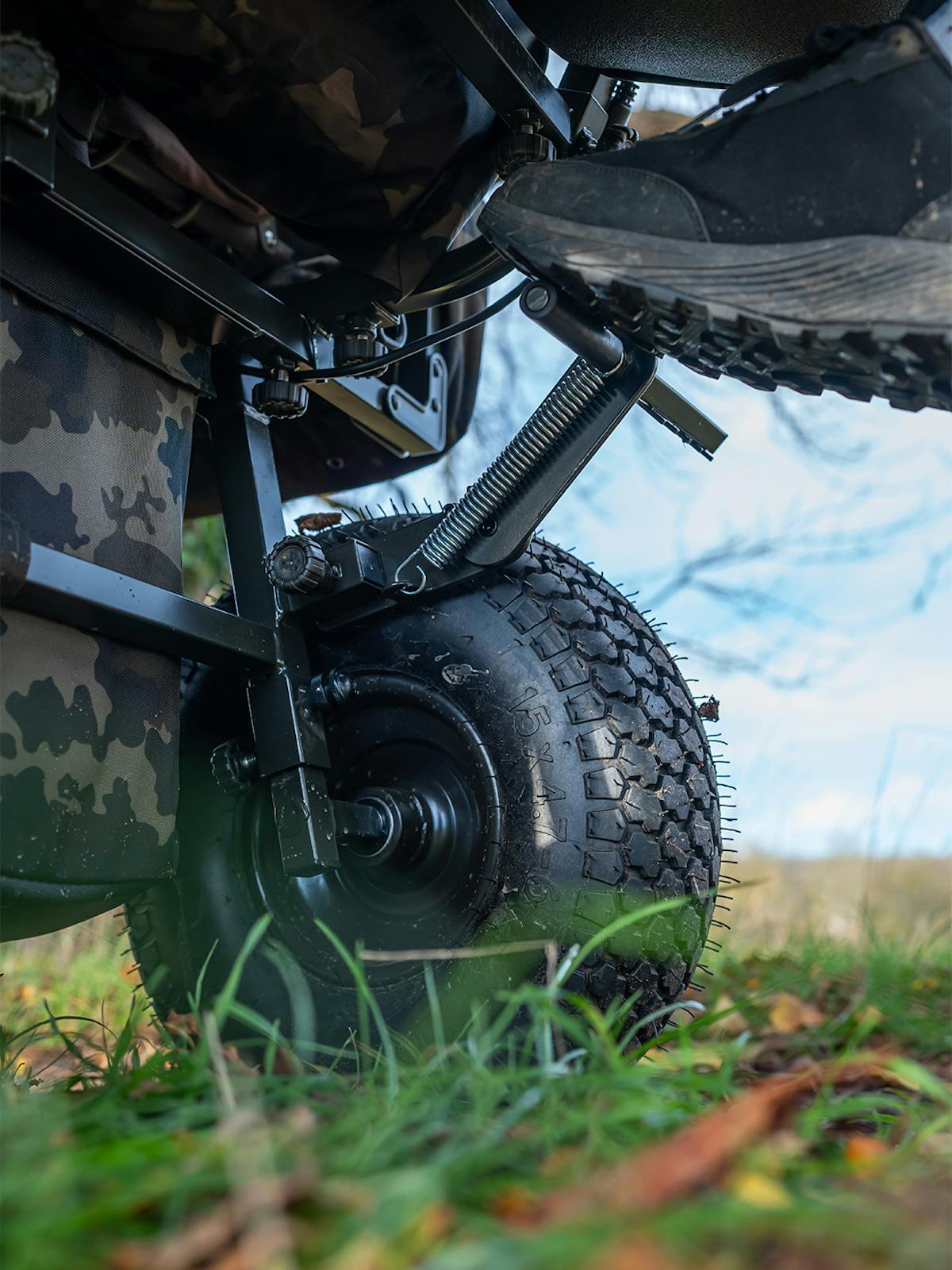 The Pinch Braking system is easy to apply and stops your Carp Porter from rolling away if you park on an incline