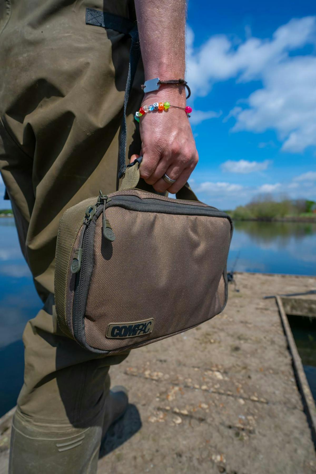 Key features include a reinforced carry handle and a double zip