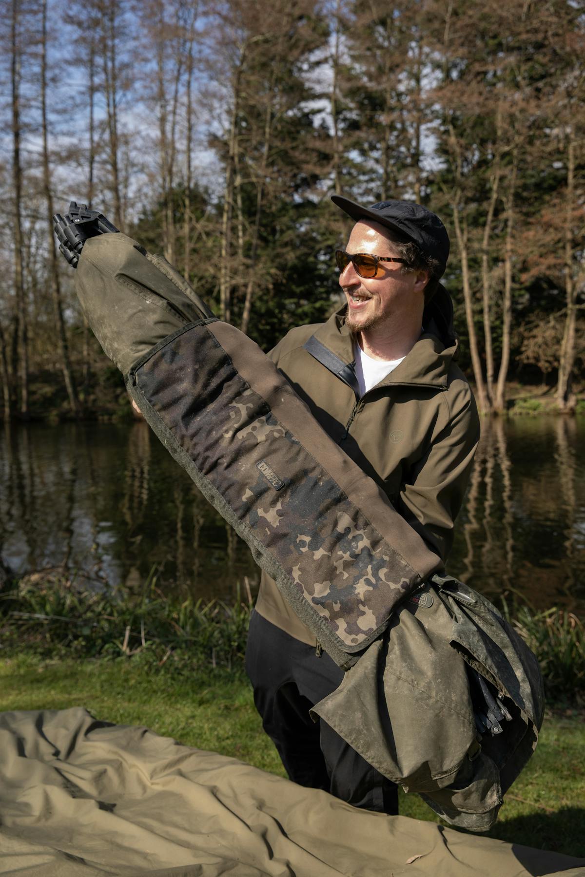 The Korda Compac Bivvy Wrap and Brolly Wrap makes a fast pack away very easy, and compresses the bulky form of your shelter, via a Velcro fastening