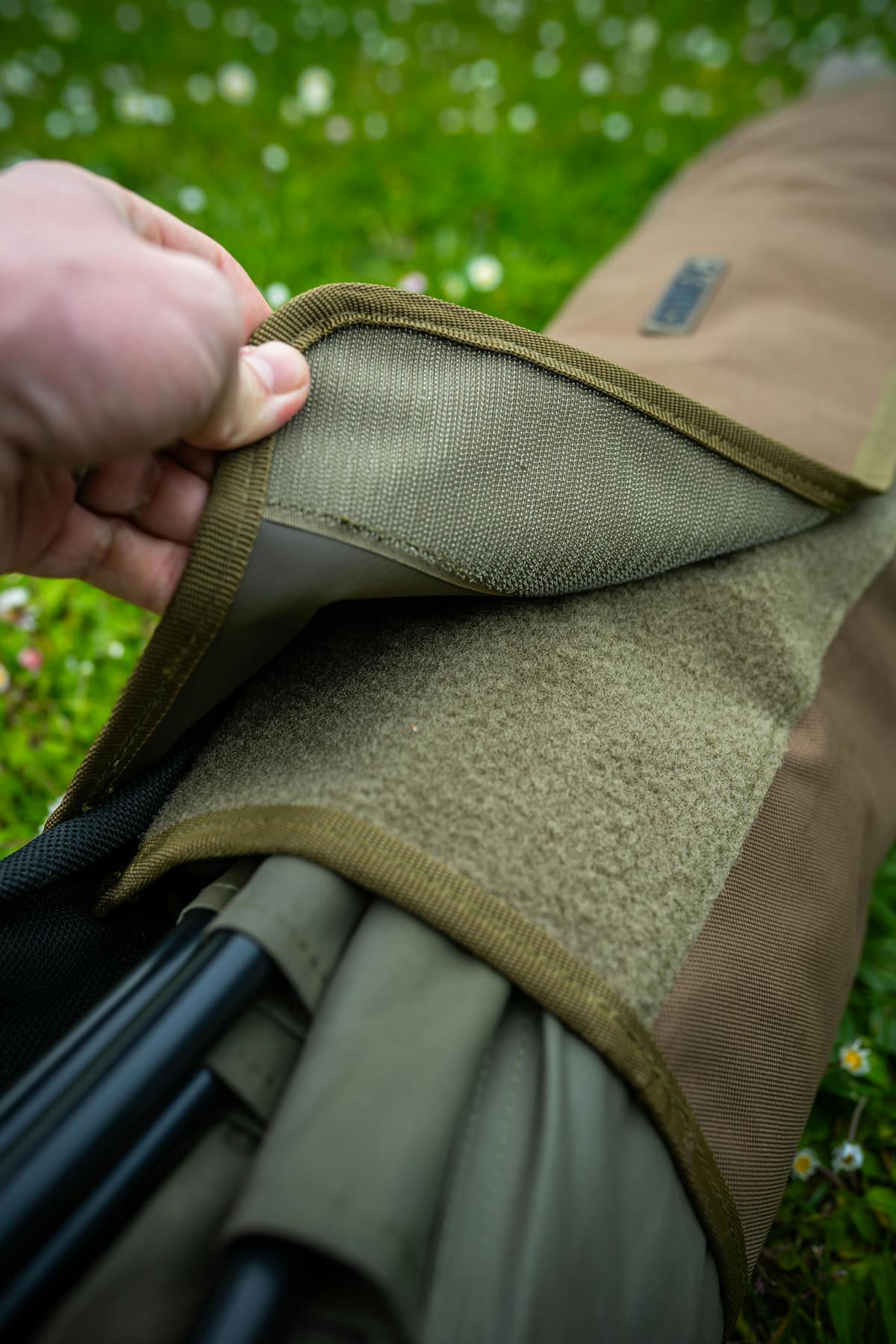 The Korda Compac Bivvy Wrap replaces the traditional carry bag whilst and is a part of our strong, lightweight, durable luggage range, and is perfect where mobility is of paramount importance