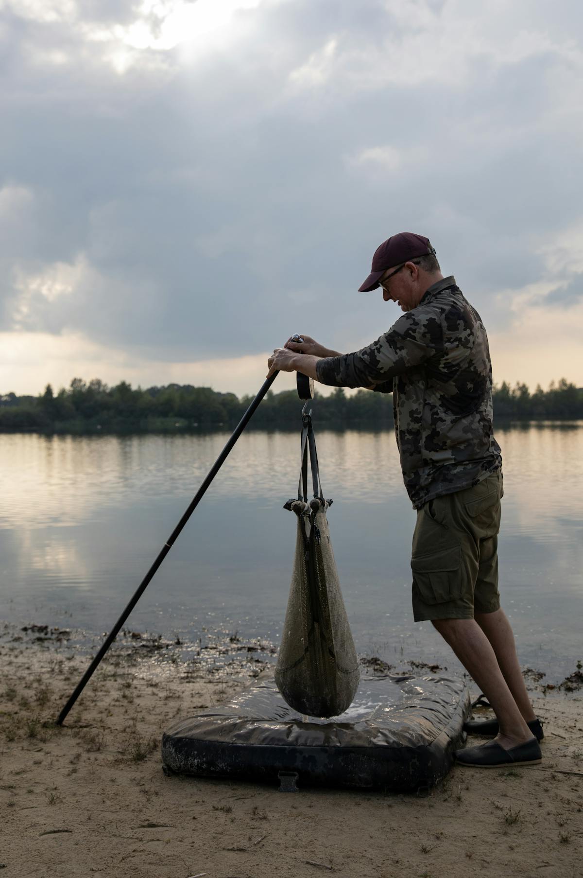 Always weigh carp over the top of the unhooking mat and make sure the sling is zipped up