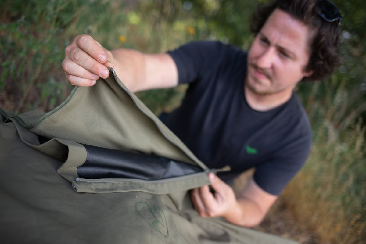 A unique removable fleece liner helps maintain body temperature whatever the weather