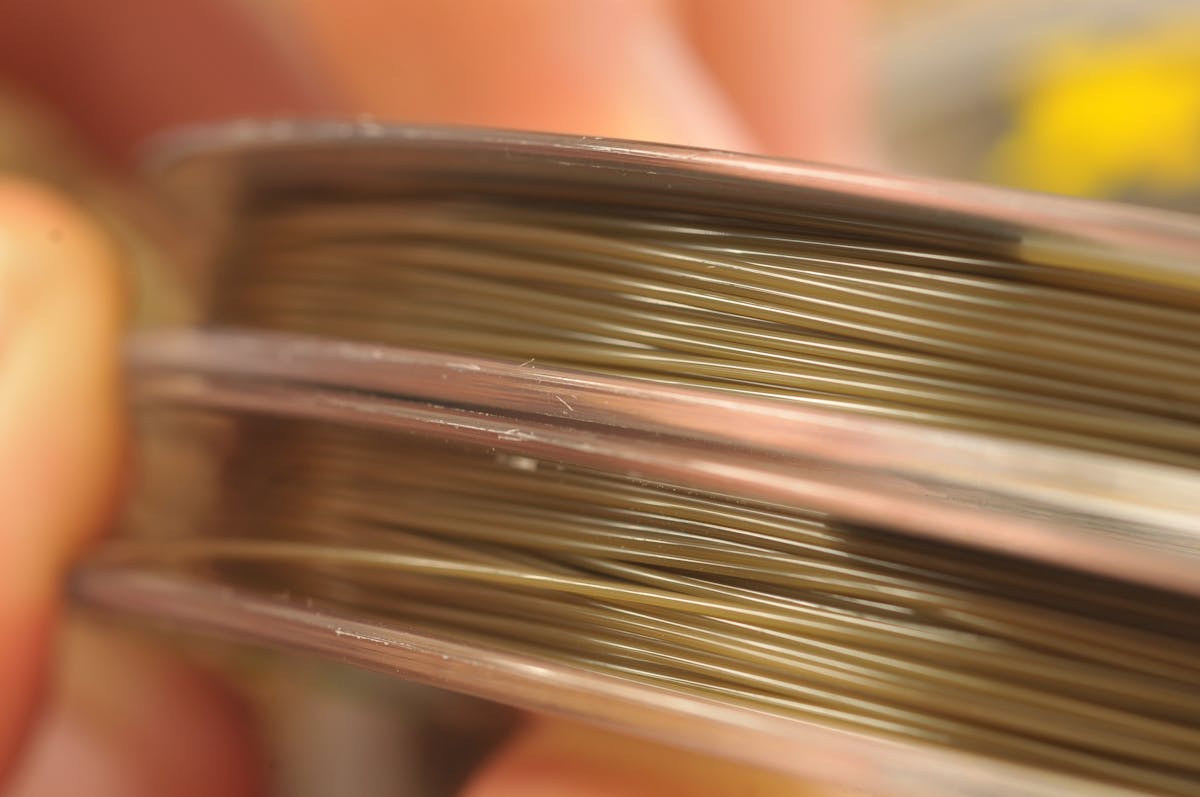 A braid or monofilament line can be used as a leader to prevent breakages when using heavier lead weights and casting at longer ranges