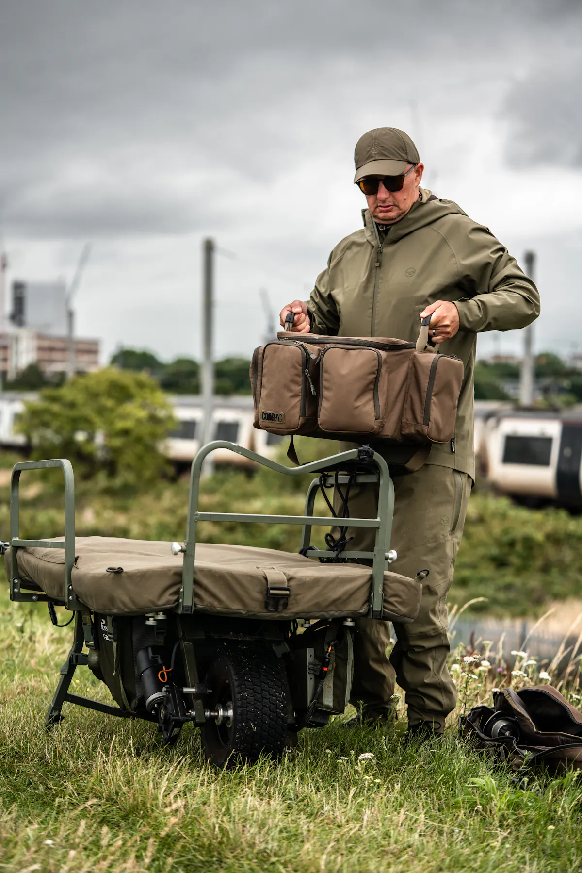 Special reinforced handles allow you to easily lift the luggage on and off a barrow and into your car boot