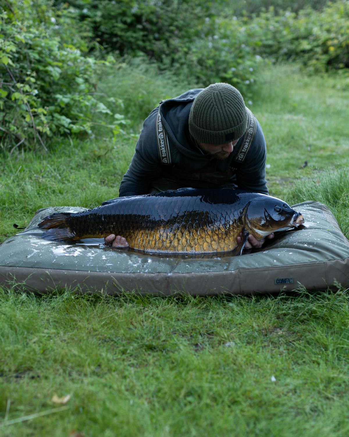 The Korda Compac Hybrid Mat features a thick medium density foam pad with a cushion of beans around the perimeter of it, and a fish friendly composite material on top