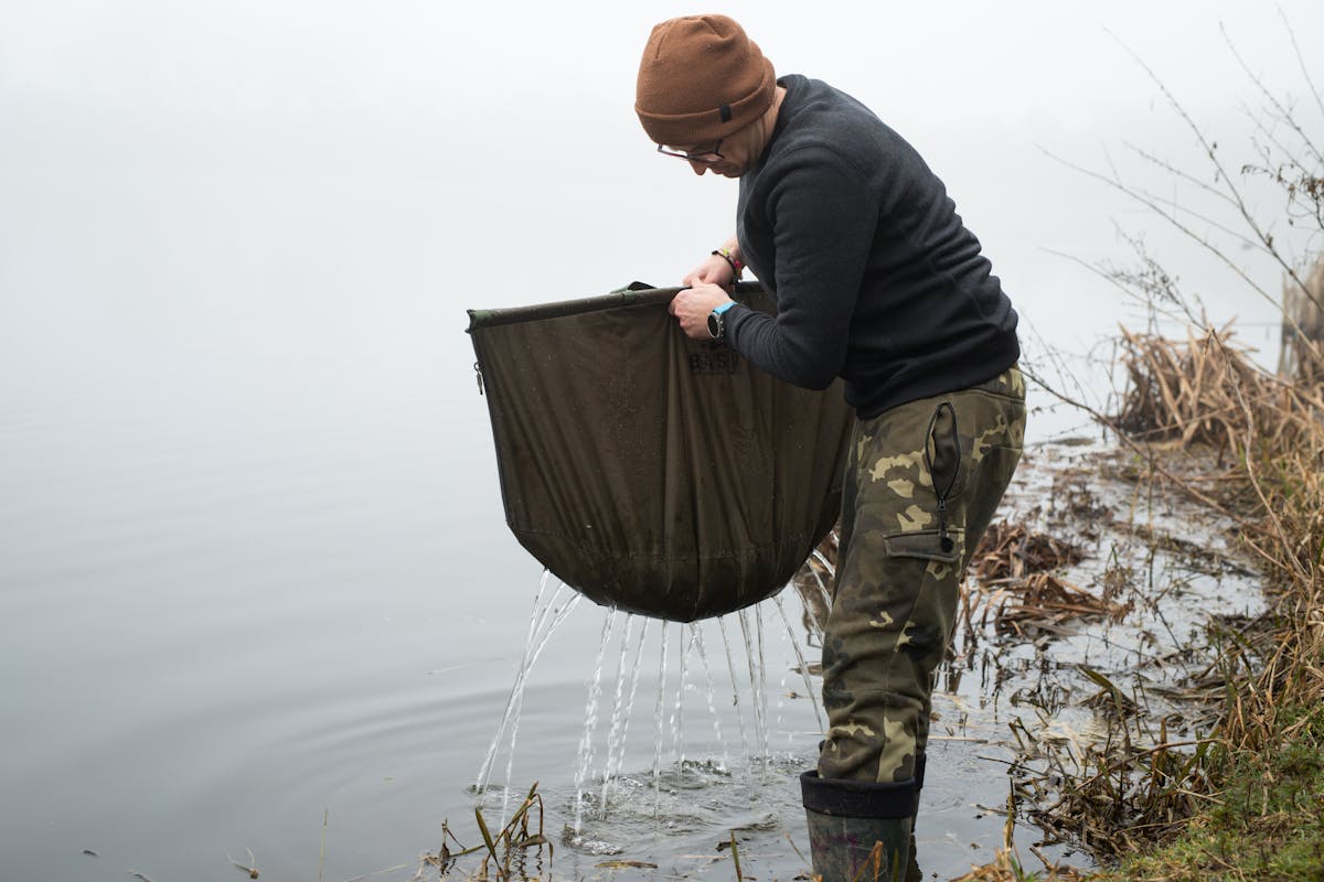 The Basix Weigh Sling has strong carry handles and good drainage - it is only intended for use as a sling, not for retaining fish, and offers maximum protection and won't remove fish's protective slime thanks to its waterproof outer layer