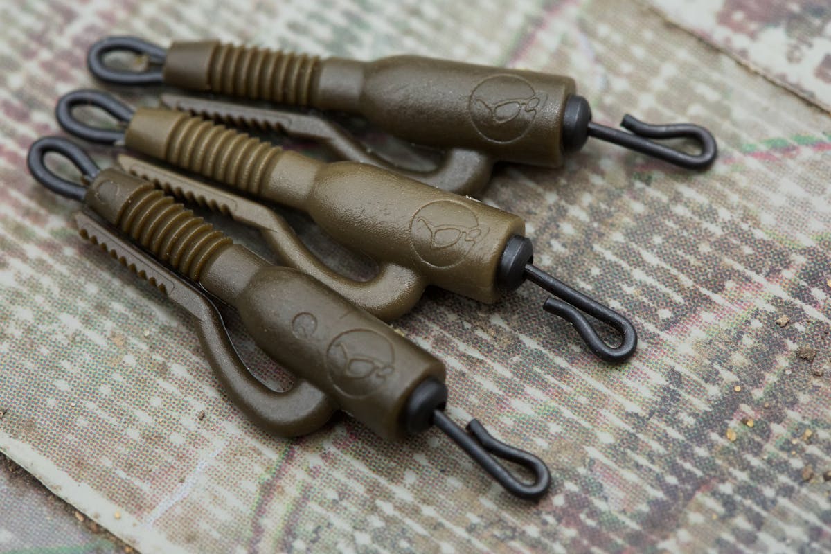 Hybrid lead clips have been specially designed for use with leaders