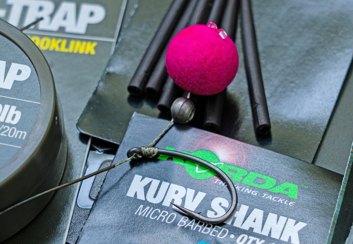 Some pop-up rigs, such as variations of the KD rig, have the hook lying flat on the lakebed with the hook bait sat over it clear of the bottom.