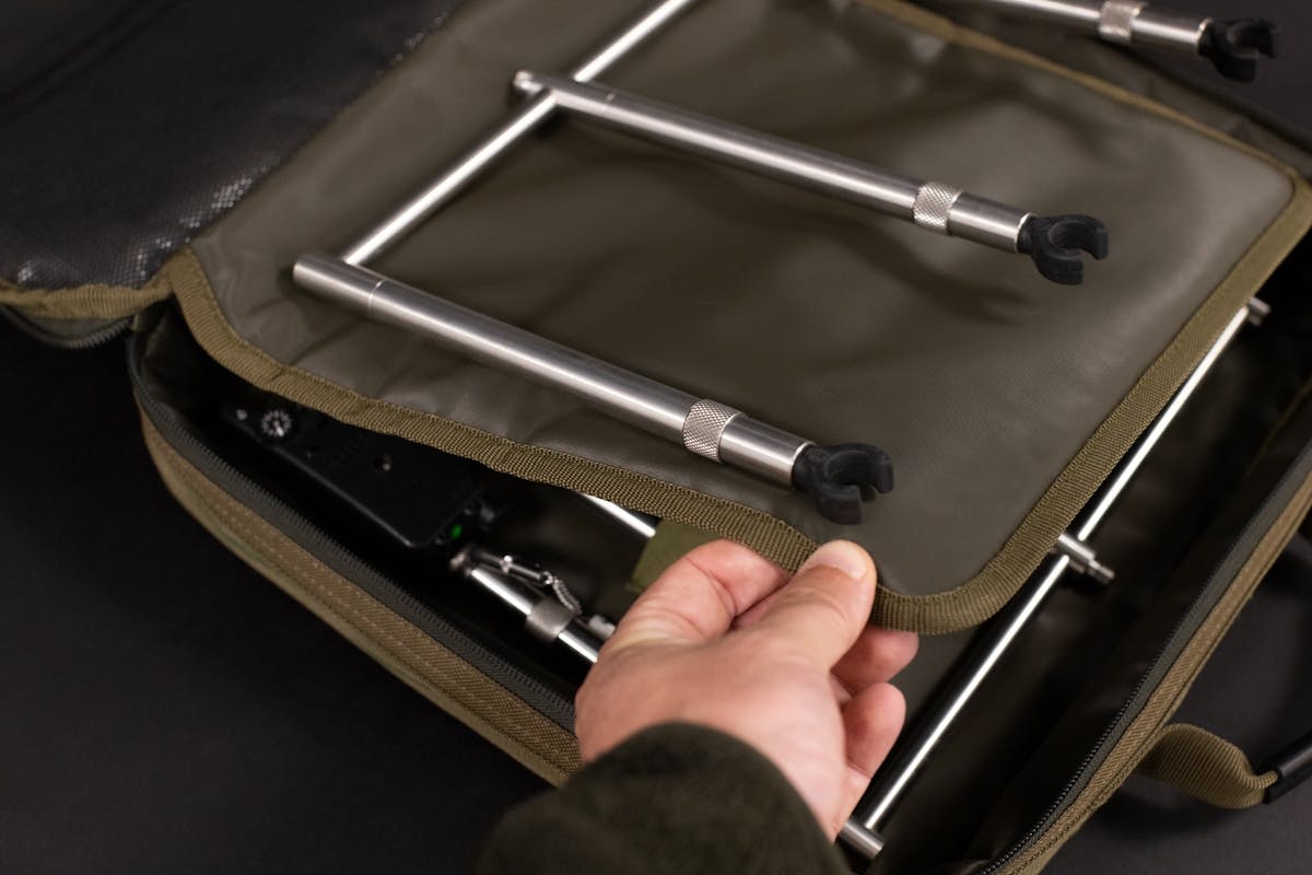 The Korda Compac Singlez bag - a central padded flap ensures everything is well protected
