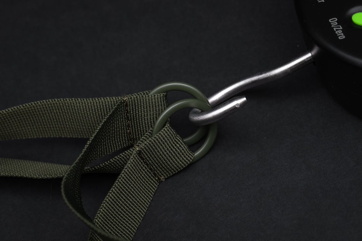Metal weighing loops make it easy to attach the sling to your scales