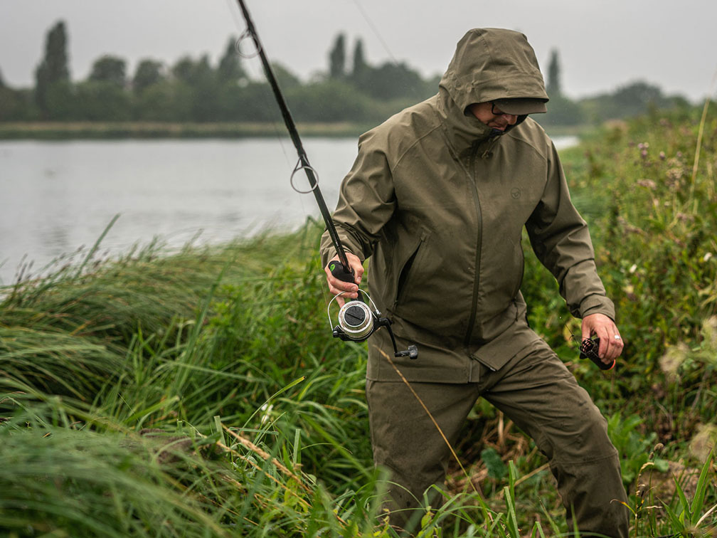 Fishing clothes waterproof on sale