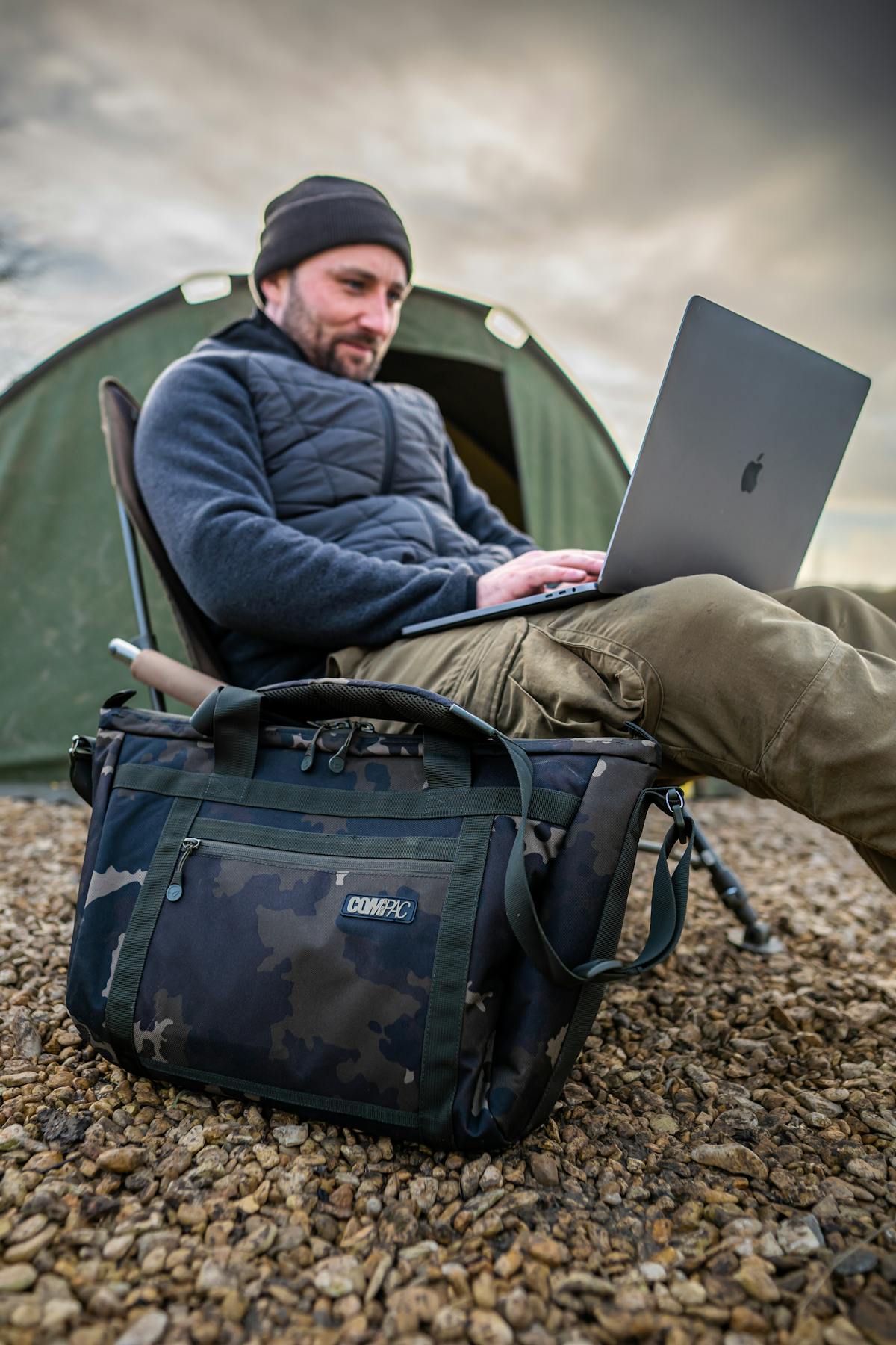 Removable padded strap secured via a clip - outer pocket for cables and similar