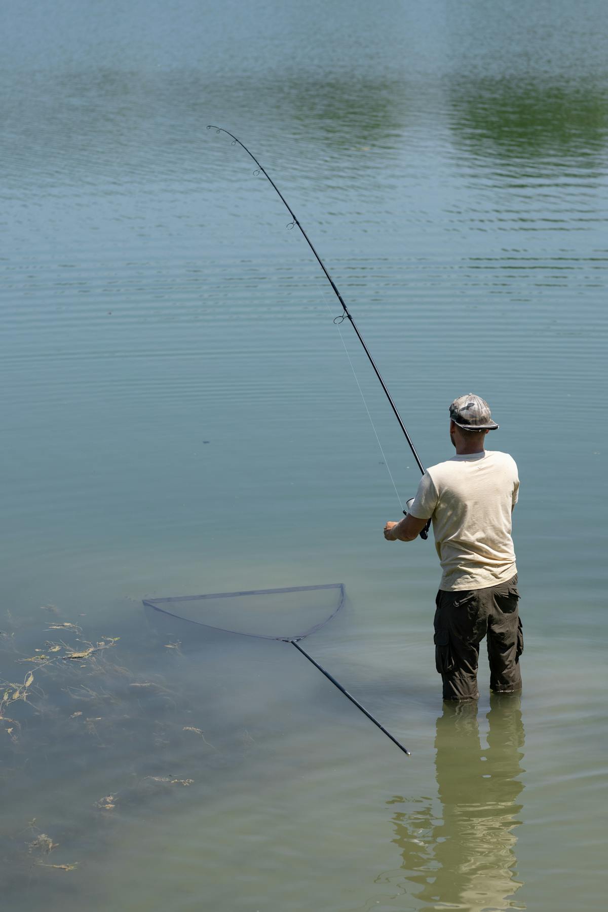 The Korda Spring Bow landing net floats and lays perfectly on the surface