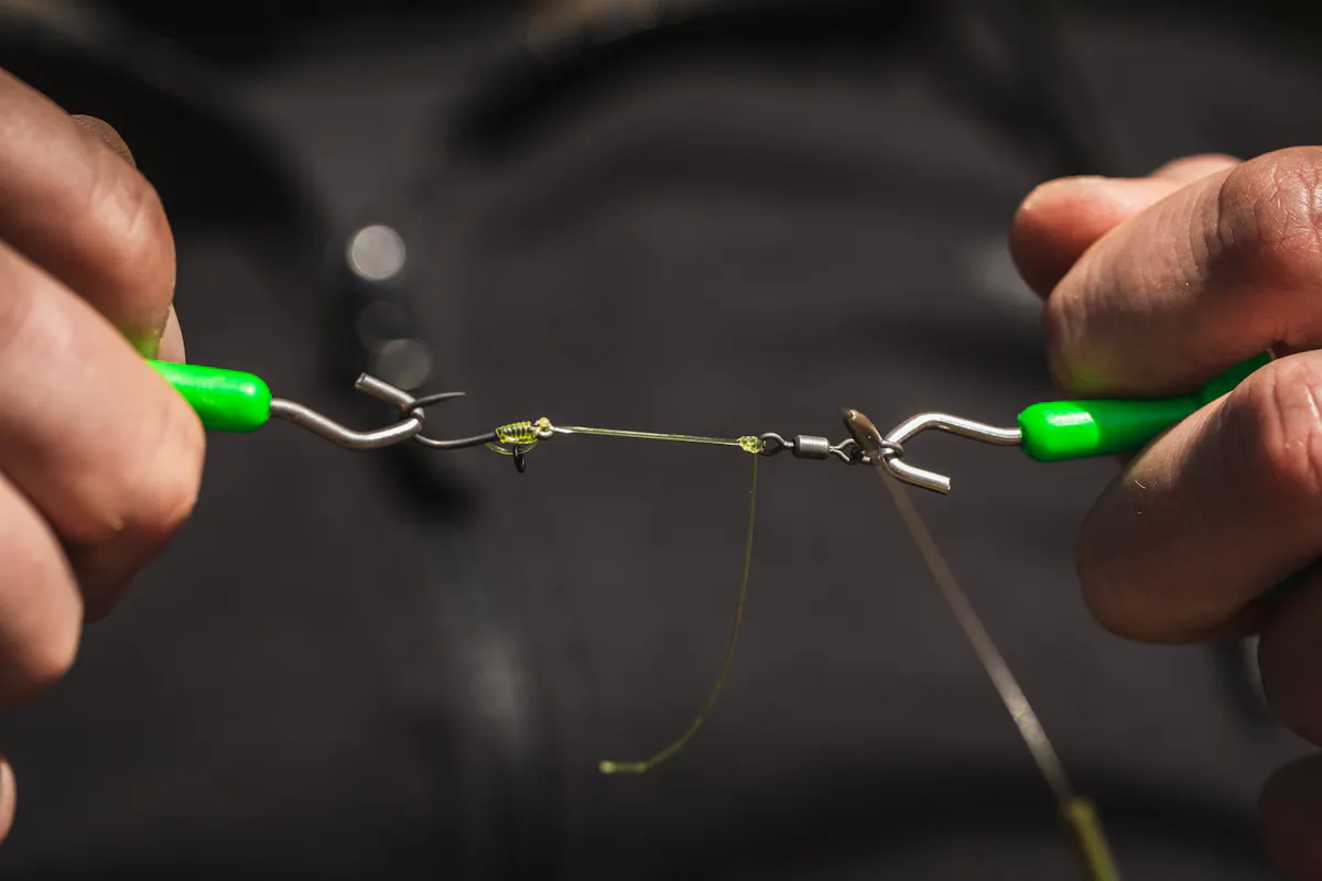 Take two Korda Pulla Tools and use them to bed down the knot on your hook section, as well as checking that the crimps on your boom hold securely