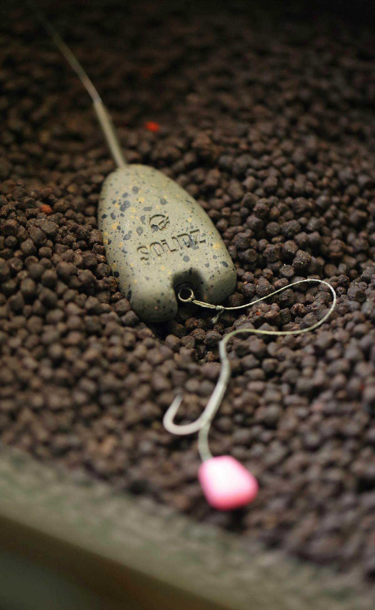 The design of the Solidz Inline Lead has been carefully tailored so the hook link exits at the centre of mass