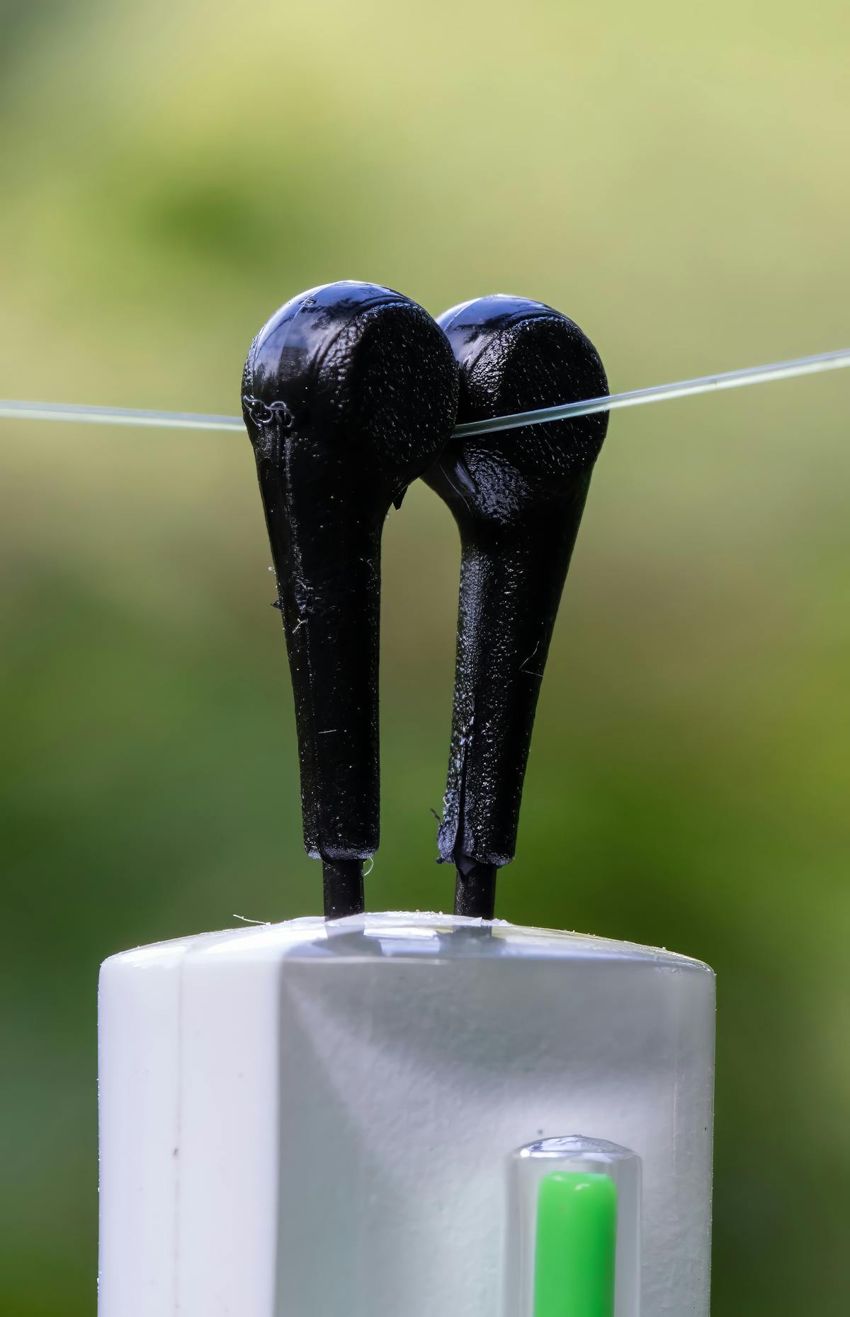 Fully adjustable line clip