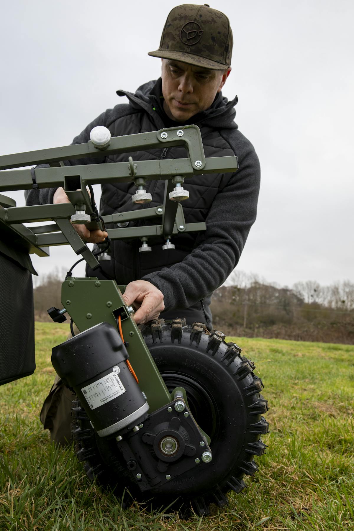 The front wheel and motor is easy to detach, and the battery can be taken to be charged separately