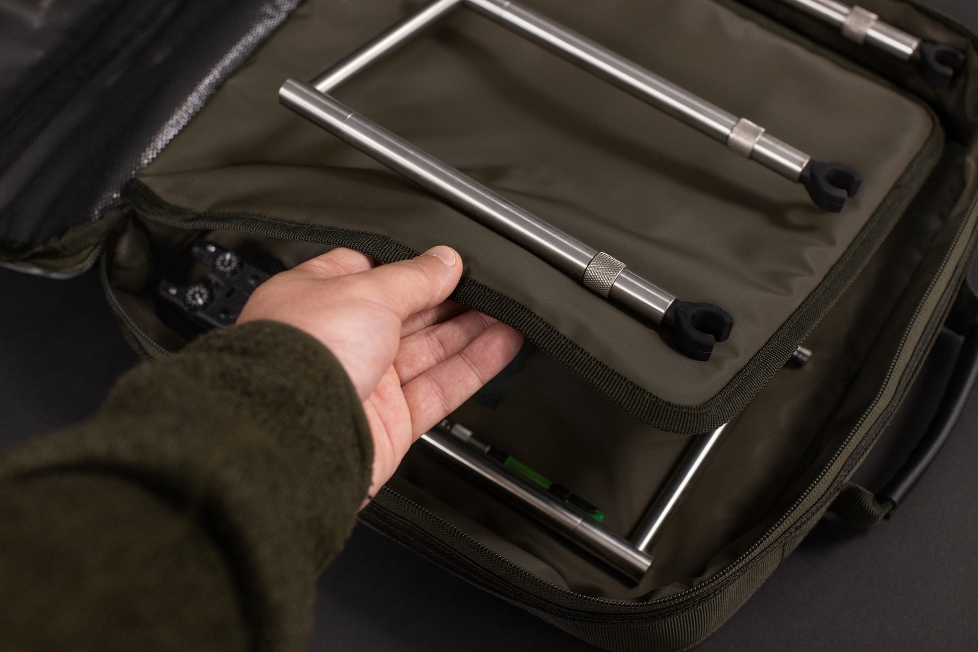 ボトムスその他 [MATINKIM]double waist hook trolley in charcoal Compac Singlez Bag Dark Kamo | Korda