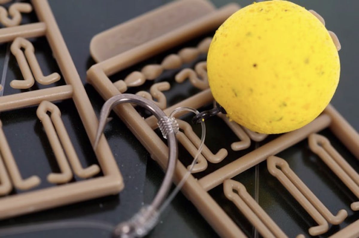 This rig uses a whipping knot on the shank and also by the eye, to create a long D