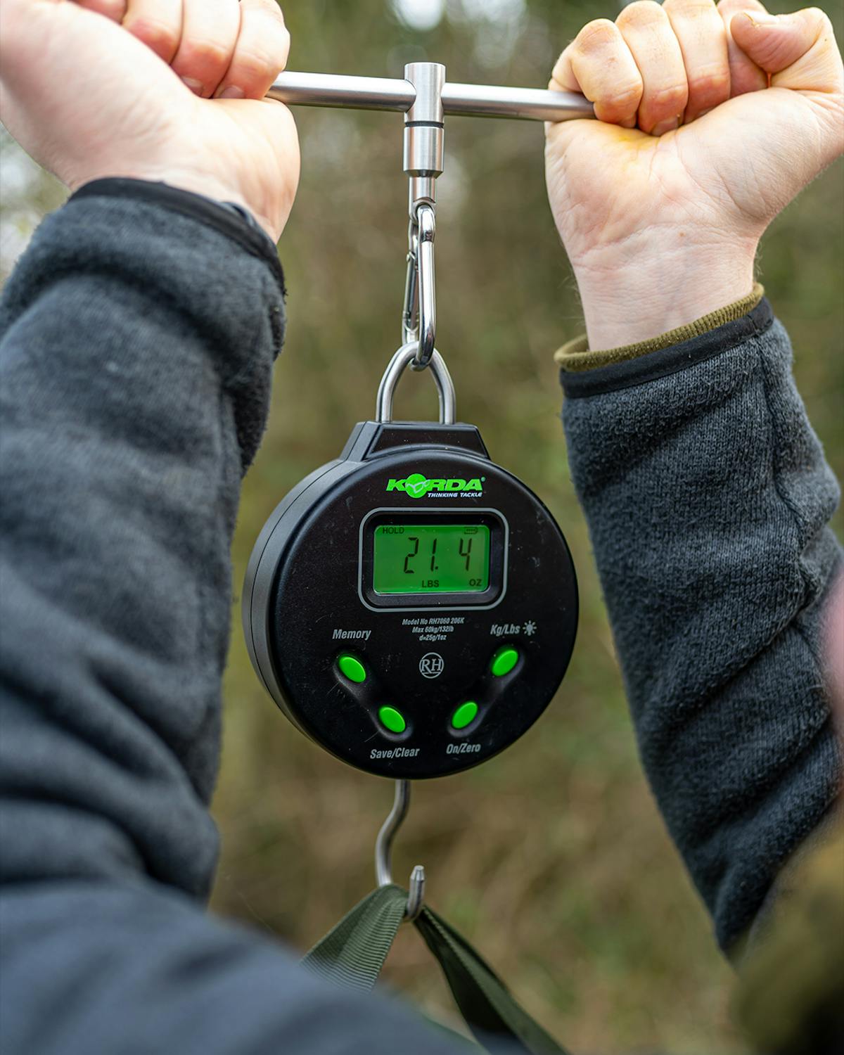 The Korda digital scales can be attached securely to a weigh bar and can weigh in lbs or kg, with the ability to store a previous weight or search through the 50 entry memory