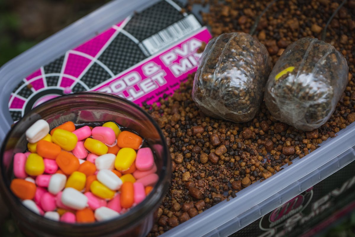 Some sort of pellet mix is the most popular choice to fill your bags with, but boilie crumb and other small particles, groundbait and the like can also be used