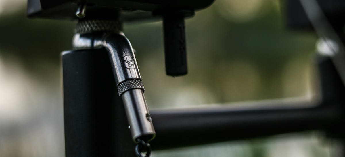 A magnetic hockey stick makes it easy to detach the bobbins