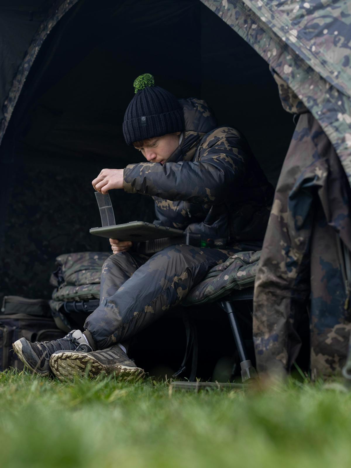 Korda Clothing also looks the part, including our stylish Dark Kamo pattern